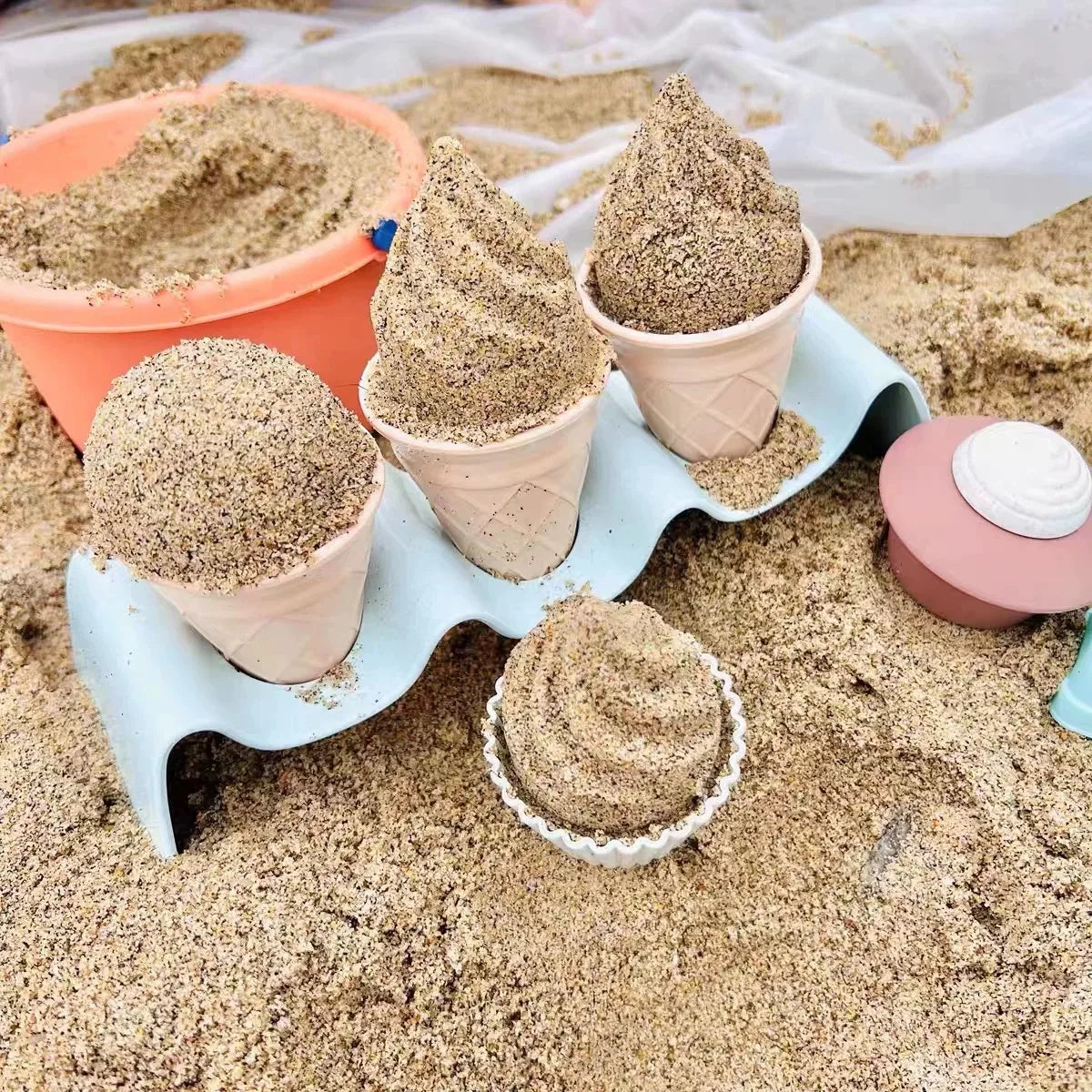 Miljövänliga strandleksaker för barn i vetestrå