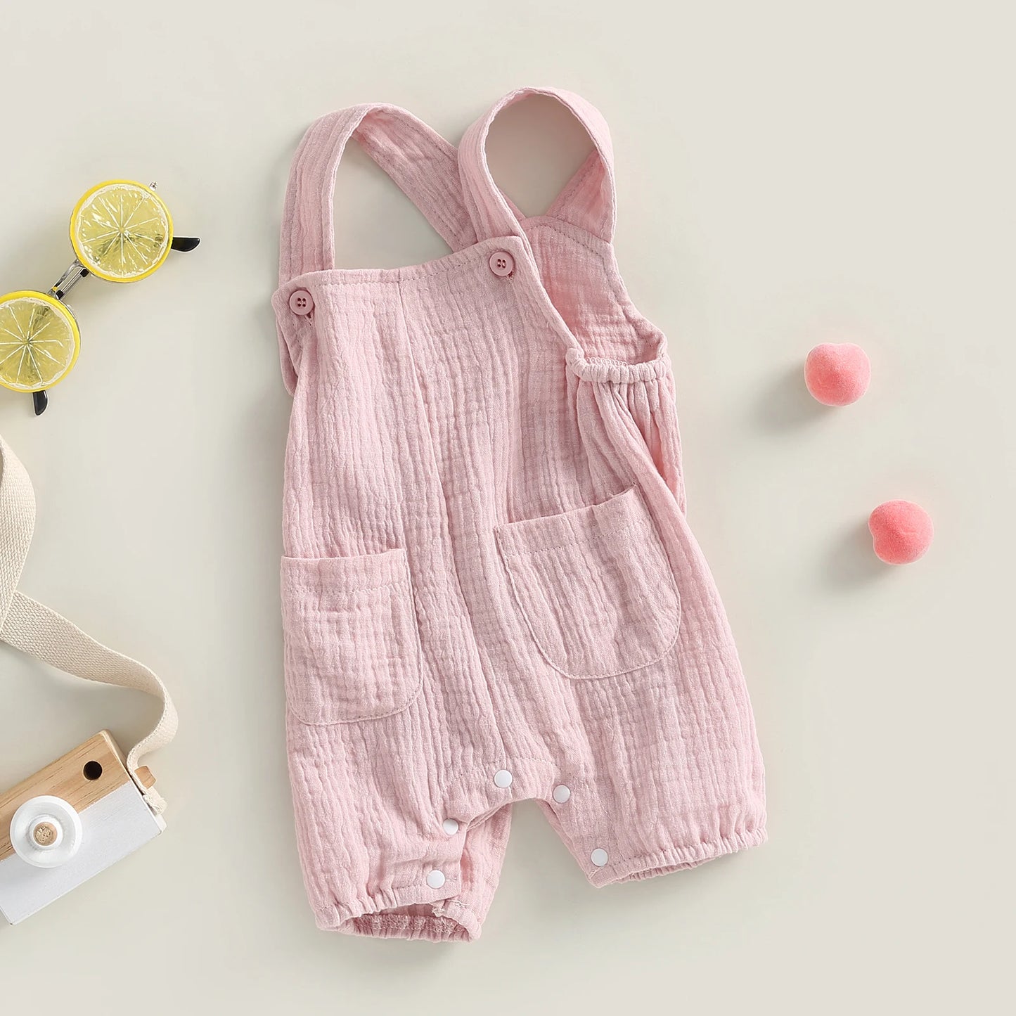 Somrig babyromper med hängslen