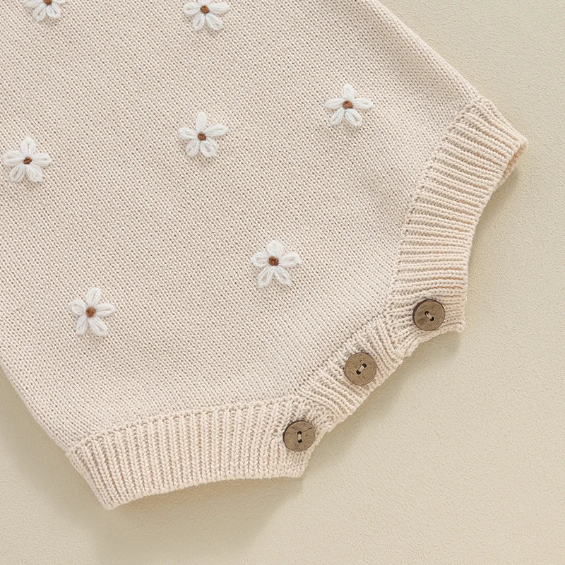Somrig babyromper med broderade blommor