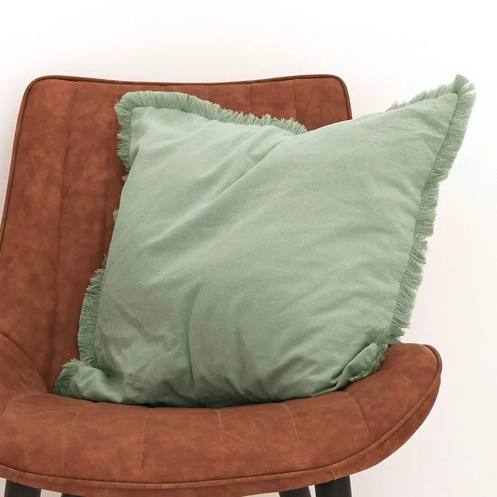 Dekorativt kuddfodral med tofsar i ljusgrönt eller beige/grå