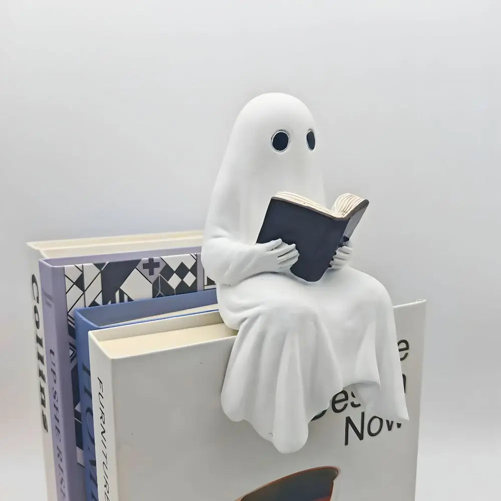 Liten spökskulptur med bok