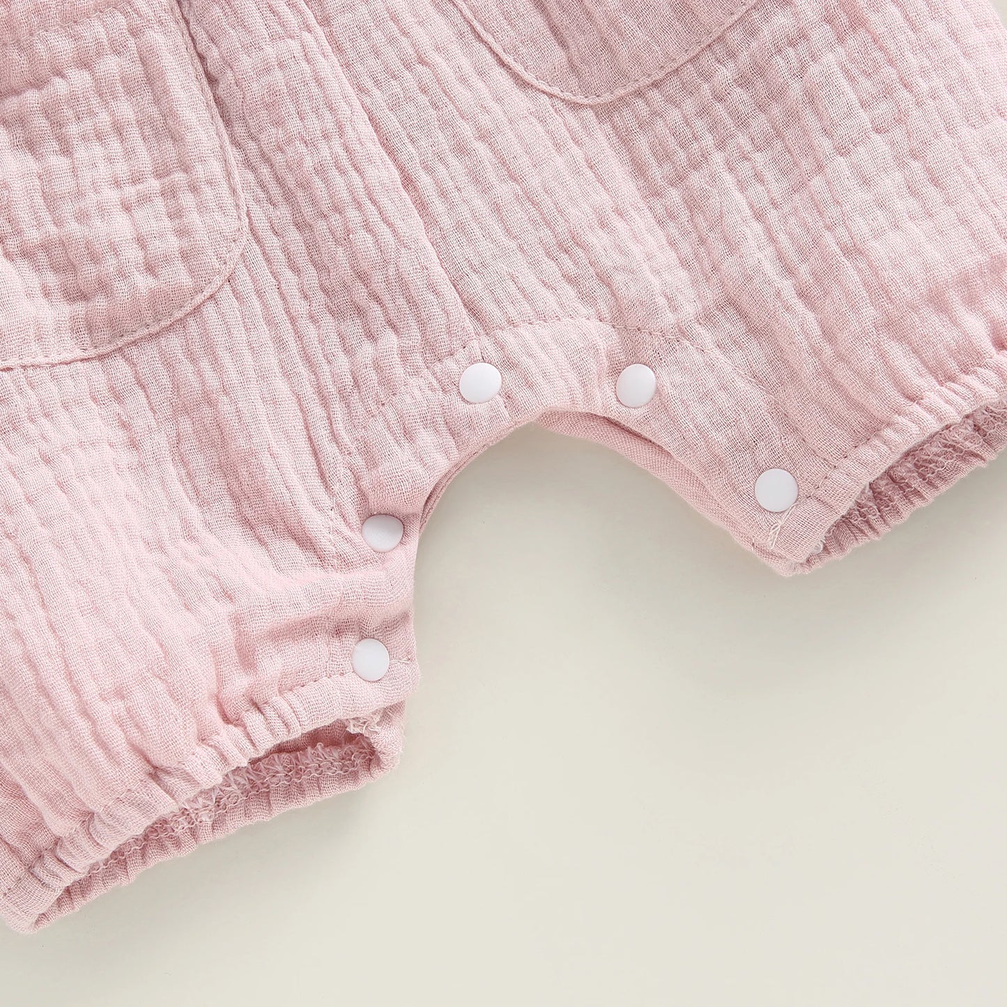 Somrig babyromper med hängslen