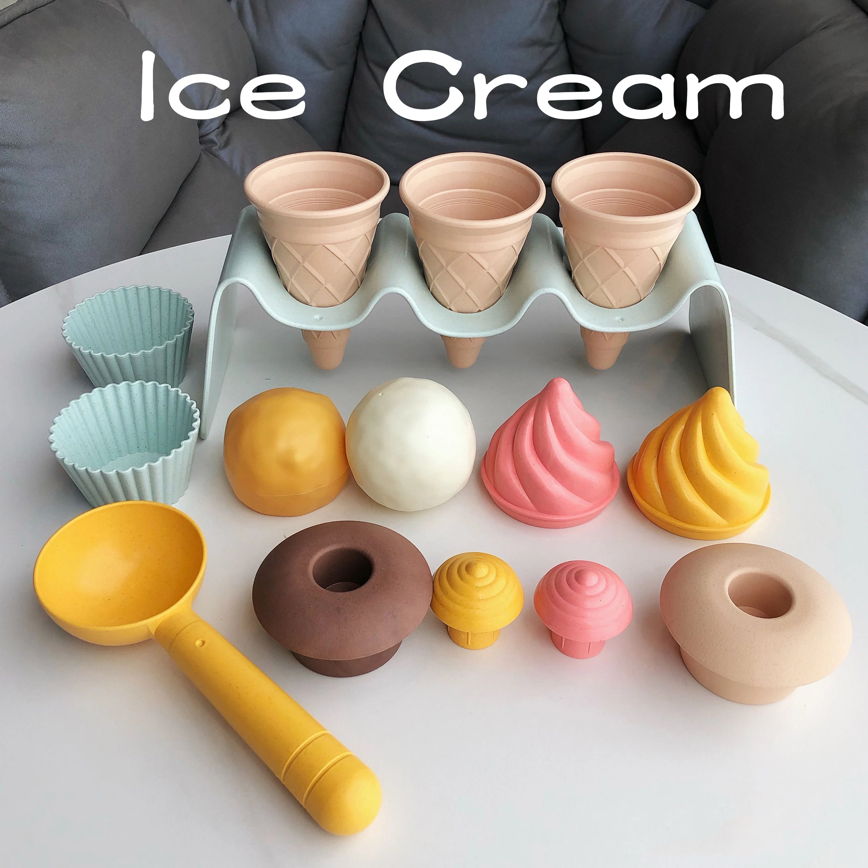 Miljövänliga strandleksaker för barn i vetestrå