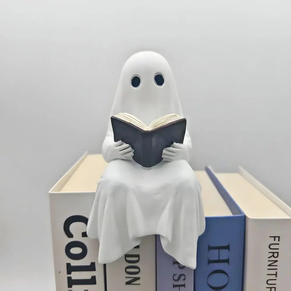 Liten spökskulptur med bok