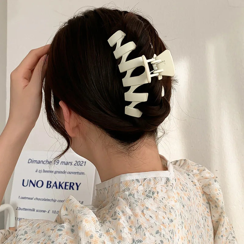Elegant hårklämma i matt vintagestil