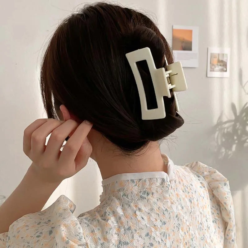 Elegant hårklämma i matt vintagestil