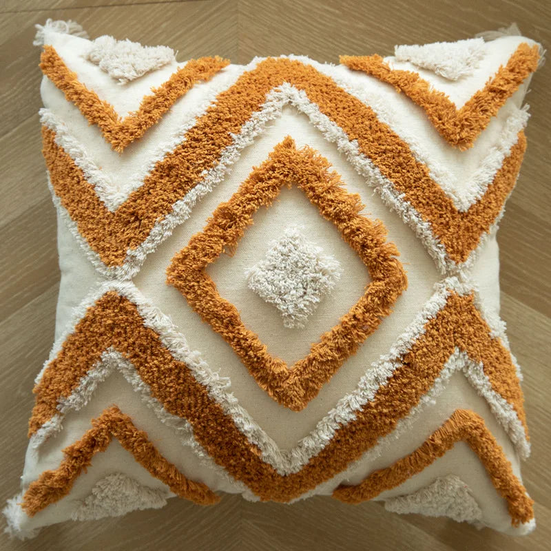 Broderat kuddfodral med & utan tofsar