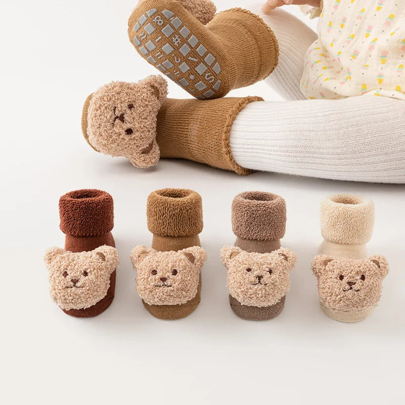 Mjuka och varma babysockor med söt björndesign