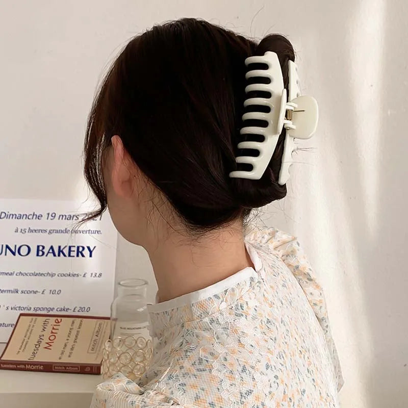 Elegant hårklämma i matt vintagestil